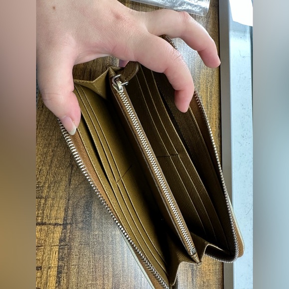 🔥LIMITED TIME SALE🔥Prada Zip Wallet - Picture 5 of 10